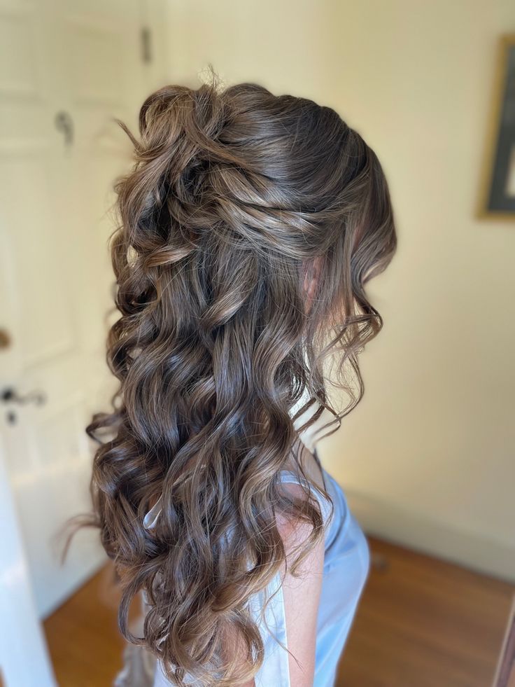 Hairstyles For Weddings Curly Hair, Up Do Hairstyles For Weddings Bridesmaid, Bride Hairstyles Half Up Half Down Braid Wedding Loose Curls, Hair Bridesmaid Half Up, Wedding Hair Curly Hair, Curly Half Up Hairstyles, Half Up Half Down Front View, Brides Hairstyles Half Up Half Down, Hairstyles For Weddings Bridesmaid