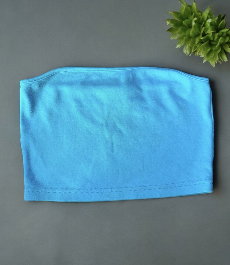 This vintage Express tube top in a beautiful aqua blue color is a must-have for any fashion-forward individual looking for a unique piece to add to their wardrobe. The top is made of a high-quality cotton blend material, and it comes in a size medium, perfect for regular-sized women. This original 1990s piece was manufactured in Hong Kong and features a strapless design that exudes confidence and style. The top is perfect for any occasion and can be paired with a variety of bottoms and accessories to create a chic and trendy look. Get your hands on this vintage Express tube top and elevate your fashion game today! THANK YOU (Big box garage Tube Top Outfit Jeans, Blue Tube Top Outfit, Tube Top Outfit, Blue Tube Top, Tube Top Outfits, Top Summer Outfits, Aqua Blue Color, Coastal Granddaughter, Cute Fit