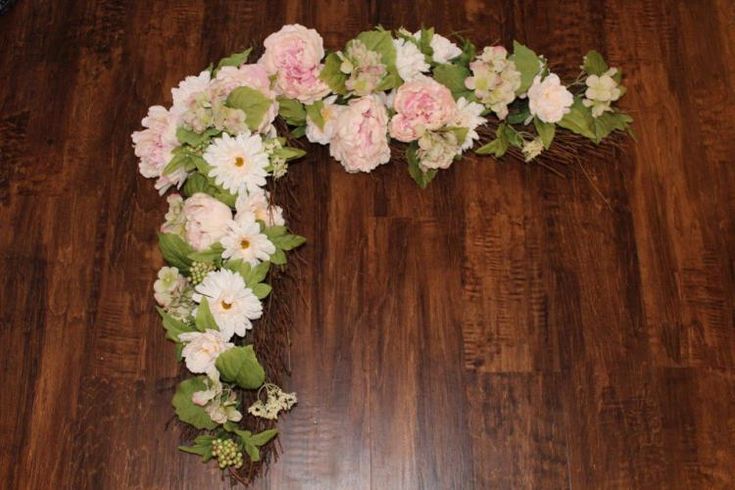 flowers are arranged in the shape of a letter