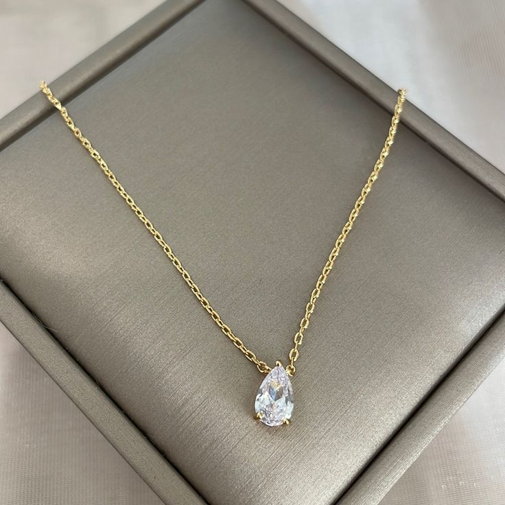 Simple And Classic Style. Dainty Pear-shaped Necklace For Formal Occasions, Dainty Pear-shaped Formal Necklaces, Dainty Gold Pear-shaped Necklace, Delicate Gold Pear-shaped Necklace, Classic Gold Pear-shaped Jewelry, Delicate Pear-shaped Gold Necklace, Gold Pear-shaped Necklaces With Delicate Chain, Gold Pear-shaped Necklace With Delicate Chain, Elegant Drop Necklaces With Tarnish Resistant