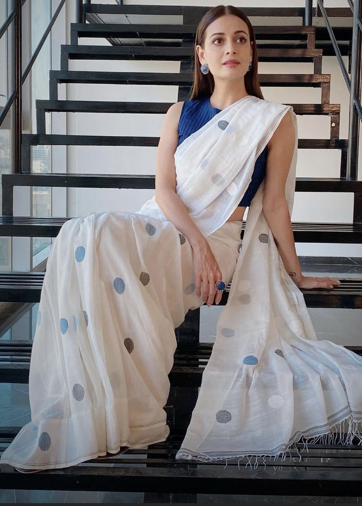 Dia Mirza डिजाइनर कपड�़े, Formal Saree, Cotton Saree Blouse Designs, Simple Saree Designs, Dia Mirza, Cotton Saree Designs, Saree Poses, Indian Saree Blouses Designs, Simple Sarees