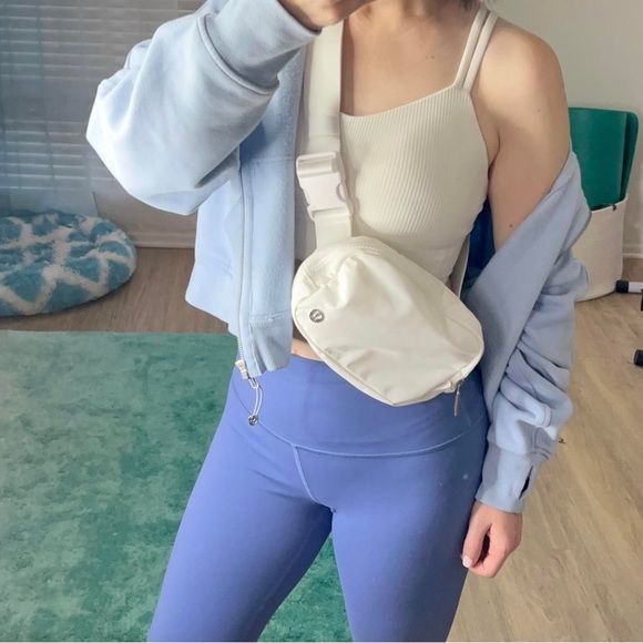 On-the-Go Essential that has Sleek Functionality Lululemon White Belt Bag, Lululemon Bag Outfit, Lululemon Belt Bag Outfit, Everyday Belt Bag, Belt Bag Lululemon, Belt Bag Outfit, Lululemon Bag, Lulu Outfits, Lululemon Belt Bag