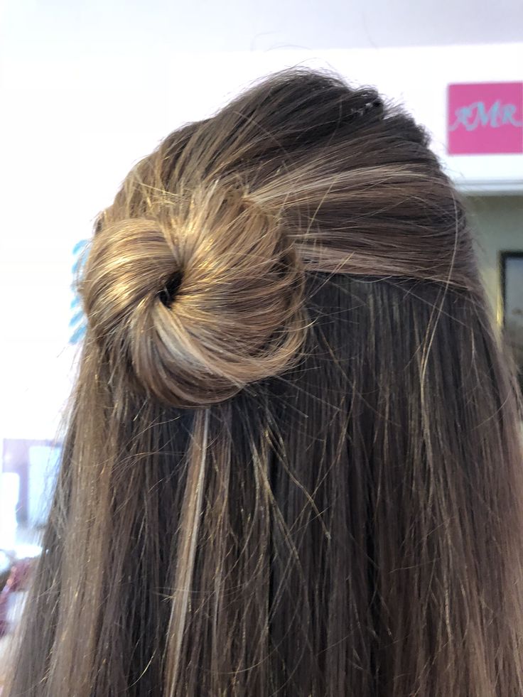 Half Up Half Down Bun Straight Hair, East Half Up Half Down Hairstyles, Hair Half Up Bun, Half Up Bun Hair, Half Up Half Down Messy Bun, Korean Long Hairstyle, Knotless Braids Hairstyle, Korean Hairstyle Ideas, Half Up Half Down Bun