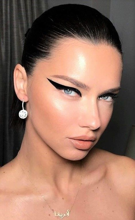 Adriana Lima with cat eye makeup at the 2019 Hollywood for Science Gala in Beverly Hills. Power Makeup, Makeup Tips For Brown Eyes, Cat Eye Makeup, Christmas Makeup, Cat Eyes, Sleek Hairstyles, Natural Beauty Tips, Editorial Makeup, Adriana Lima