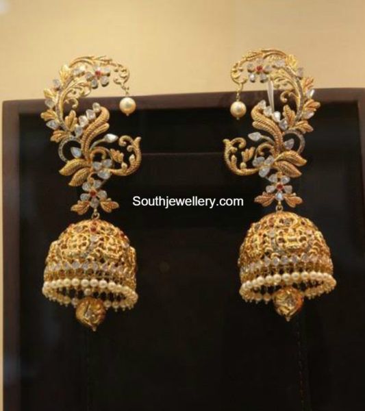 Antique Gold Lakshmi Jhumkas photo                                                                                                                                                                                 More Gold Jhumka Earrings, Indian Jewelry Earrings, Antique Jewellery Designs, Casual Chique, Antique Jewelry Indian, Indian Jewellery Design Earrings, Wedding Jewellery Collection, Gold Jewelry Earrings, Gold Jewelry Simple