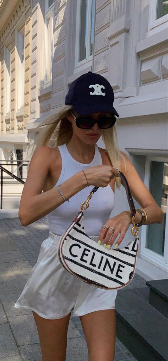 Chic Resort Wear, Baseball Cap Outfit, Celine Triomphe, Cap Outfit, Daily Outfit Inspiration, Beige Outfit, French Fashion Designers, Outfits With Hats, Spring Summer Outfits