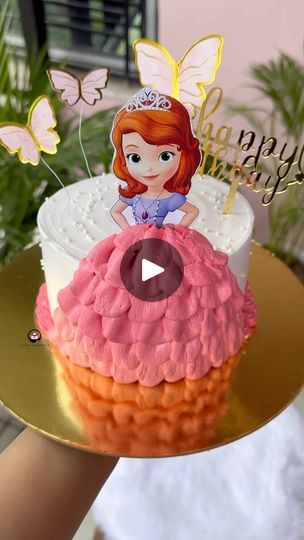 Princess Cake Designs For Girl, Doll Cakes Ideas Princess, Small Princess Cake, Girl Cake Design, Princess Cake Design, Birthday Cake Princess, Princess Sofia Cake, Princess Doll Cake, Sofia Cake