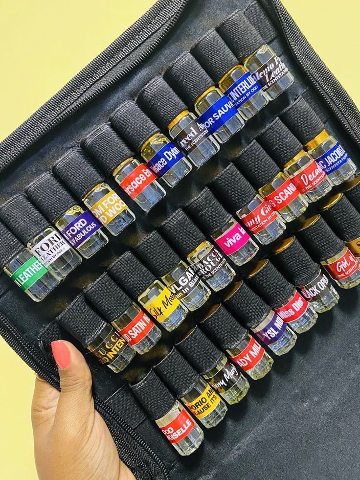 30 in 1 pouch of 3ml sample perfume oils 😍🥵 3ml Perfume Oil, Oil Perfumes Pictures, Perfume Business, Sample Perfume, Birthday Posters, Perfume Sample, Body Fragrance, Packaging Ideas Business, Happy Birthday Posters