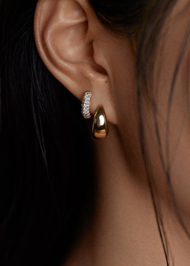 Diamond huggies are an essential piece in any jewelry collection. Synonymous with Kinn and our ethos, this bold pair is a reinvention of the classic pavé huggie. 14k solid gold—always Weight: 0.9g per earring Width: 3.5mm Inner diameter: 9.5mm Total diameter: 12.5mm Total carat weight: 0.59ctw Diamond cut: Round Diamond color: G/H Diamond clarity: SI Secure snap hinge closure Huggie Gold Hoop Earrings, Gold Earrings Bridesmaid, Gold Elegant Earrings, Classy Earring Stack, Classic Gold Earrings, Brooke Aesthetic, Gold Earrings For Wedding, Luxury Jewelry Aesthetic, Mejuri Earrings