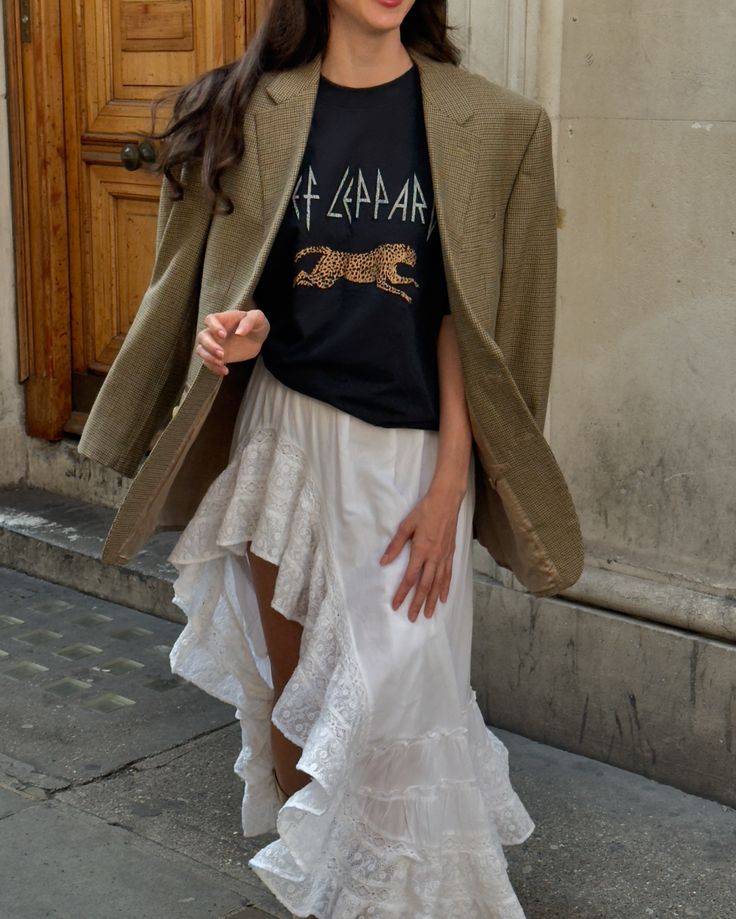 City boho style🐆🐆 #streetstylelondon #streetstylelook #londonstreetstyle #aestheticoutfits #aestheticoutfitsideas #pinterestoutfit #pinterestoutfits #springoutfits #outfitinspo #londonvibes #summeroutfit #effortlesschic #summeroutfitideas Streetstyle, summer fashion trends, summer fashion style inspiration, look of today, ootd, London street style, outfit of the day, summer outfits ideas, boho style, boho skirt Outfit Of The Day Summer, Streetstyle Summer, Fashion Trends Summer, Fashion Style Inspiration, Summer Outfits Ideas, London Vibes, Boho Skirt, London Street Style, Boho Skirts