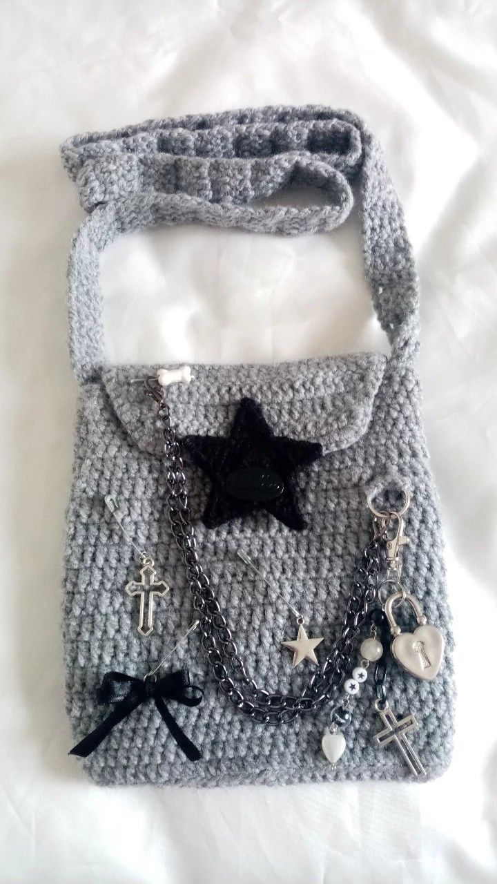 grunge crochet bag morral handmade Travel Crochet Projects, Emo Crochet, Crochet School, Things To Crochet, Crochet Idea, Kawaii Crochet, Crochet Design Pattern, Crochet Fashion Patterns, Crochet Cross