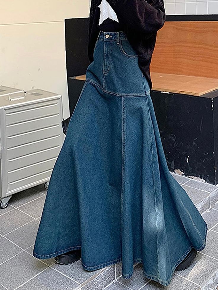 Blue denim maxi skirt Full Length Dark Wash Cotton Skirt, Chic Full-length Cotton Denim Skirt, Casual Denim Skirt, Mode Hippie, Denim Skirt Outfits, Harajuku Style, Bodycon Floral Dress, Denim Skirt Women, Denim Maxi