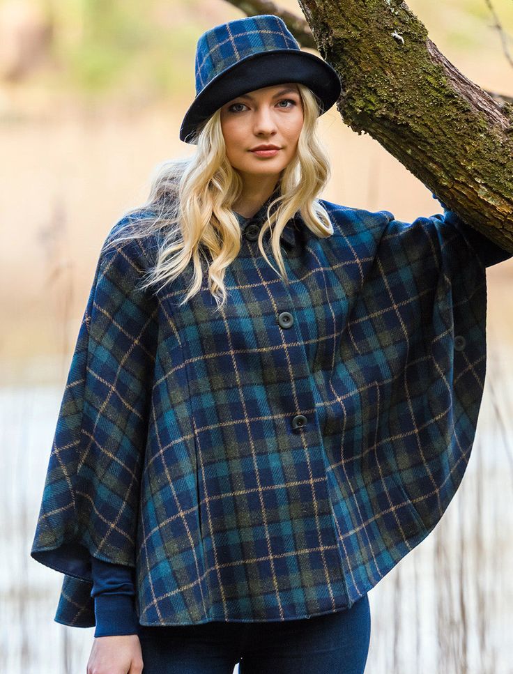 Look smart and sharp in this Clodagh Hat from Mucros Weavers. In beautiful Fall colors, these hats feature a structural brim that can be worn flat or folded up. Finishing touch the dark band with matching colorful buttons. 100% Wool Rugby Tee, Irish Knitwear, Claddagh Necklace, Irish Hat, Trinity Knot Ring, Shamrock Earrings, Tree Of Life Earrings, Flapper Hat, Celtic Earrings