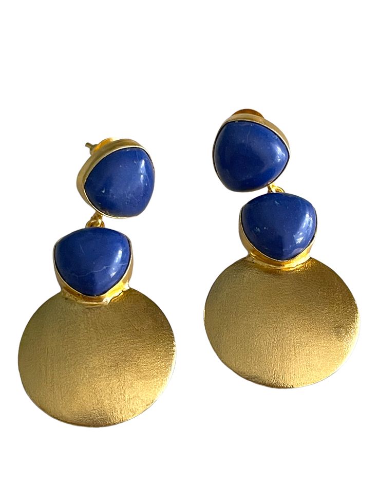 Our love for statement earrings manifests itself in this pair. Sona, meaning gold and wisdom are set in gold casings. Suspended from this design is a meticulously crafted unit of Lapis lazuli stones and gold. Crafted in a pendant form, these earrings easily transition from day to night. The beautiful Lapis lazuli add a touch of sophistication to the design. Gold Cabochon Earrings For Evening, Gold Cabochon Brass Earrings, Gold Brass Cabochon Earrings, Gold Brass Earrings With Cabochon Detail, Gold Lapis Lazuli Drop Earrings, Formal Blue Lapis Lazuli Earrings, Blue Lapis Lazuli Earrings For Formal Occasions, Elegant Gold Lapis Lazuli Earrings, Elegant Sapphire Earrings With Natural Stones