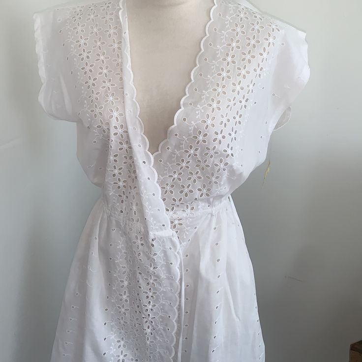 New With Tags Vintage Eyelet Robe The Tag Indicates That This Is An Apron But It Looks More Like A House Robe To Me! Bone China White Size Small (Oversized Fit, Could Also Fit As A Tighter Medium) 1950s Housewife / Cottage Core / Farmers Daughter / Priscilla Presley / Lana Del Rey Vibes!! :) This Has A Union Factory Tag So It Is A True New With Tags Vintage Item From The 1950s :) 1950s Housewife, Boho Robes, Silky Robe, Sheer Robe, Belted Wrap Dress, An Apron, Lace Trim Shorts, Lace Nightgown, Kimono Wrap