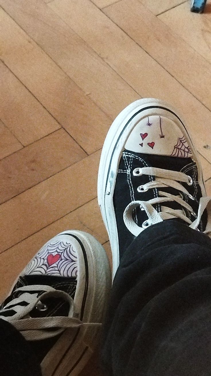 cool pretty drawings on converse shoes Coloring On Converse, Drawing In Converse Shoes, Spider Wed Converse, Doodles On White Converse, Converse Shoes Ideas Diy, Converse Shoe Drawing Ideas, Shoe Art Designs Converse, Spiderweb Shoes Converse, Cute Things To Draw On Your Converse