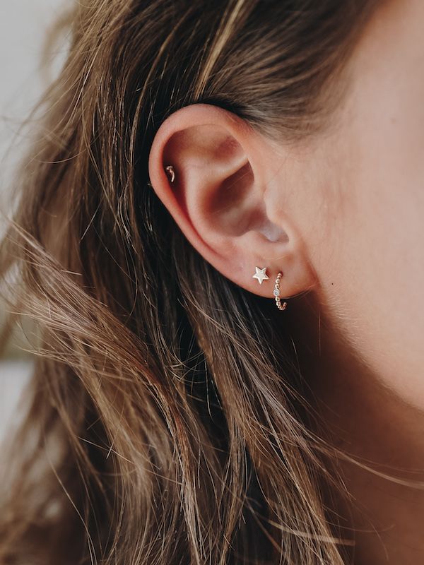 Simple Second Ear Piercing, Double Piercing Earrings Ideas Silver, Earring Styles Ideas, Ušný Piercing, Double Piercing Earrings, Second Ear Piercing, Star Necklaces, Double Ear Piercings, Bracelet Rings