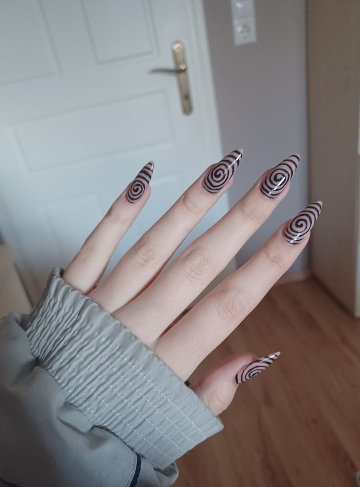 Short Acrylic Nails Grunge, Halloween Nails Inspo Aesthetic, Square Halloween Nails Short, Summer Alt Nails, Nail Inspo Gothic, Nail Ideas Edgy, Easy Goth Nails, Nail Ideas Gothic, Uzumaki Nails