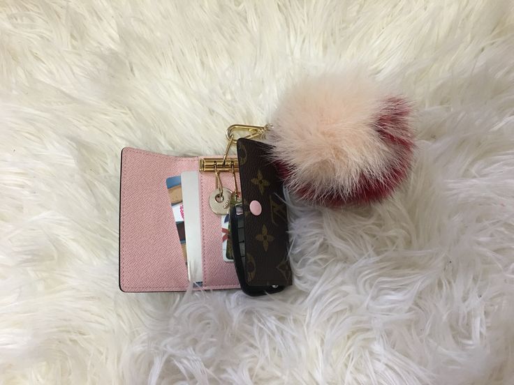 Lv Key Holder, Louis Vuitton Car Keys, Louis Vuitton Key Pouch With Keychain, Louis Vuitton Keychain Wallet, Car Keychain Ideas, Louis Vuitton Key Holder Pink, Louis Vuitton Key Holder, Louis Vuitton Wallet Pink, Louis Vuitton Keychain