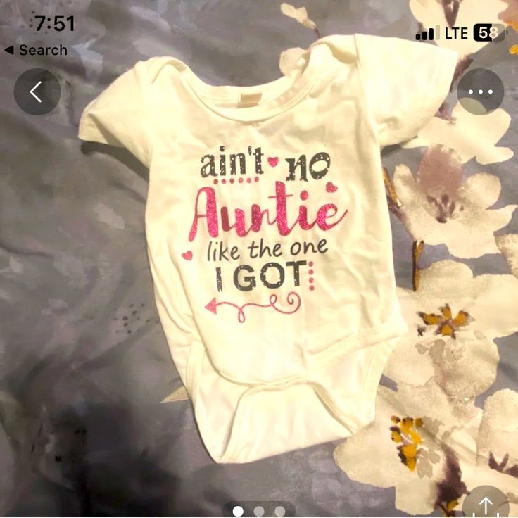 Adorable Onesie Reads “Ain’t No Auntie Like The One I Got”. New Without Tags Baby Girls Size 60 (3-6 Months). Casual White Onesie For First Birthday, Cute Onesie With Name Print For Playtime, Casual Fitted Onesie For First Birthday, Baseball Onesie, Auntie Baby, Baby Girl Onesies, Baby Shirts, Onesies, Baby Onesies