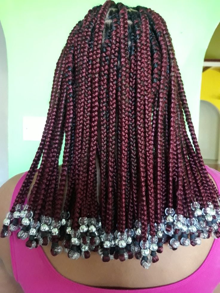 Burgundy knotless box braids with clear beads. Bra strap lenght Short Red Box Braids With Beads, Red Short Knotless Braids With Beads, Red Knotless Box Braids With Beads, Short Red Braids With Beads, Short Braids With Clear Beads, Burgundy Box Braids With Beads, Short Burgundy Braids, Red Box Braids With Beads, Red Short Braids