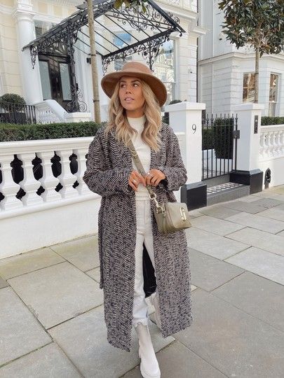 Cream Fedora Hat Outfit, Beige Chelsea Boots Outfit Women, Cream Chelsea Boots Outfit, Mid Calf Chelsea Boots, Mini Bag Outfit, Chelsea Boots Outfits, Beige Chelsea Boots, Fedora Hat Outfits, Chelsea Boots Outfit