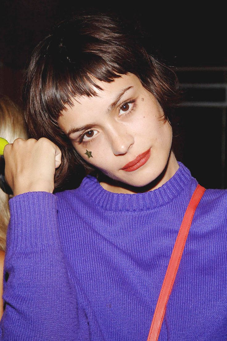 The DJ/model/actress pulled off her itty-bitty asymmetrical bangs for years, becoming the poster child for glam hipsters everywhere. Getty Images  - ELLE.com Celebrity Bangs, Shannyn Sossamon, Asymmetrical Bangs, Celebrity Haircuts, Baby Bangs, Fringe Bangs, Short Bangs, 90s Hairstyles, Short Hair With Bangs