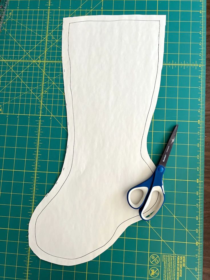 a pair of scissors sitting on top of a cutting mat