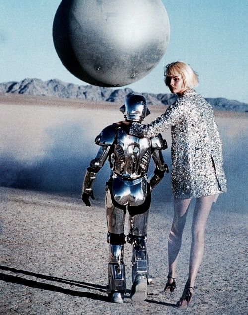 Not E.T., but I could be | Galactic Crusaders Magdalena Frackowiak, Space Fashion, New Retro Wave, Tim Walker, Peter Lindbergh, Space Girl, Futuristic Fashion, A Robot, Retro Futuristic