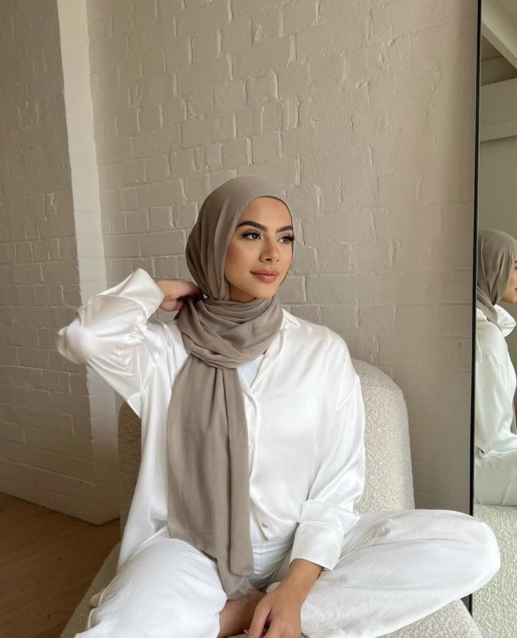 Aesthetic Outfit Hijab, Autumn Aesthetic Clothes, Aesthetic Muslim Outfits, Jersey Shawl, Hijabi Summer Outfits, Arabic Woman, Hijab Fashion Summer, Stile Hijab, Yoga Aesthetic