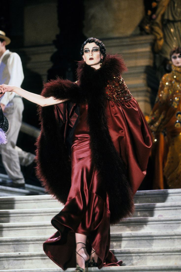 Christian Dior Spring 1998 Couture Collection Photos - Vogue Dior Spring 1998, 1998 Couture, Erin O'connor, Galliano Dior, Dior Collection, Christian Dior Haute Couture, 다크 판타지, Dior Haute Couture, Christian Dior Couture