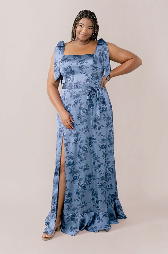 Model: Ashtyn; Size: 24 Tall; Color: Indie Blue Bouquet Rehearsal Dinner Dress For Guest, Wedding Dress Guest, Blue Wedding Party, Light Blue Floral Dress, Blue And White Floral Dress, Wedding Parties Colors, Floral Bridesmaid Dresses, Classy Dresses, Floral Bridesmaid