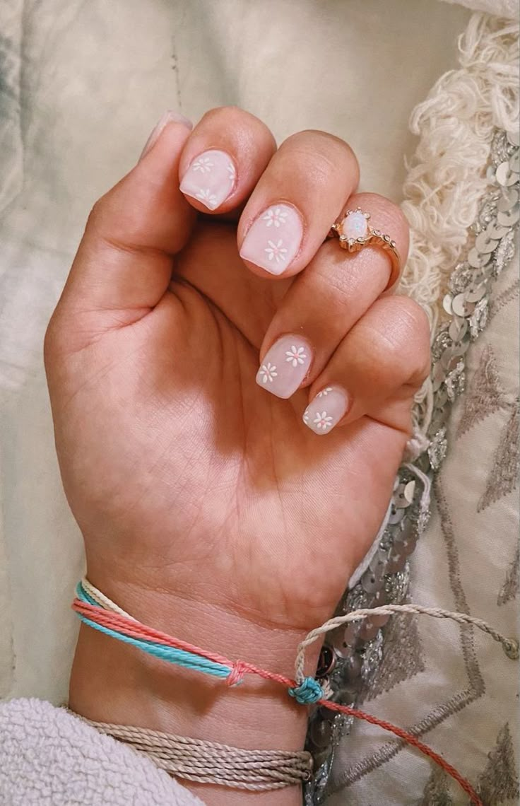 Light matted pink nails with white sunflowers Nails Senior Pictures, Cute College Nails, Senior Photos Nail Ideas, Acrylic Nails For Senior Pictures, Simple Senior Picture Nails, Senior Nails Graduation, Graduation Pictures Nails, Simple Nails For Senior Pictures, Family Picture Nails