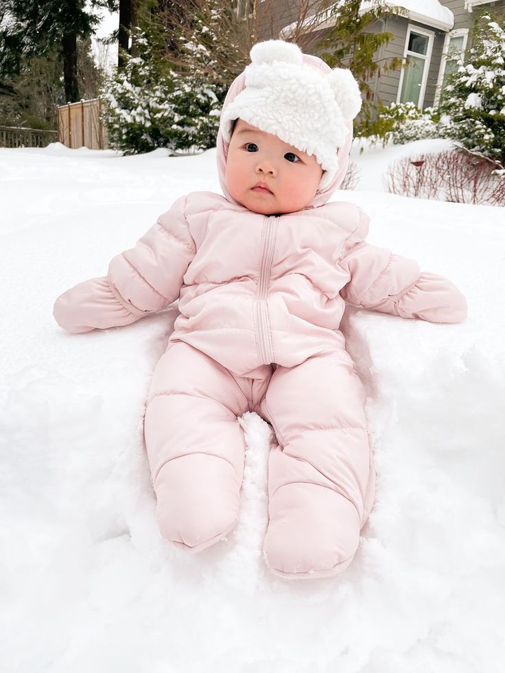 Snow Photos, Baby In Snow, Baby Snowsuit, Winter Baby Clothes, Chic Winter Outfits, Twin Outfits, Snow Outfit, Chic Fall Outfits, Kids Dresses