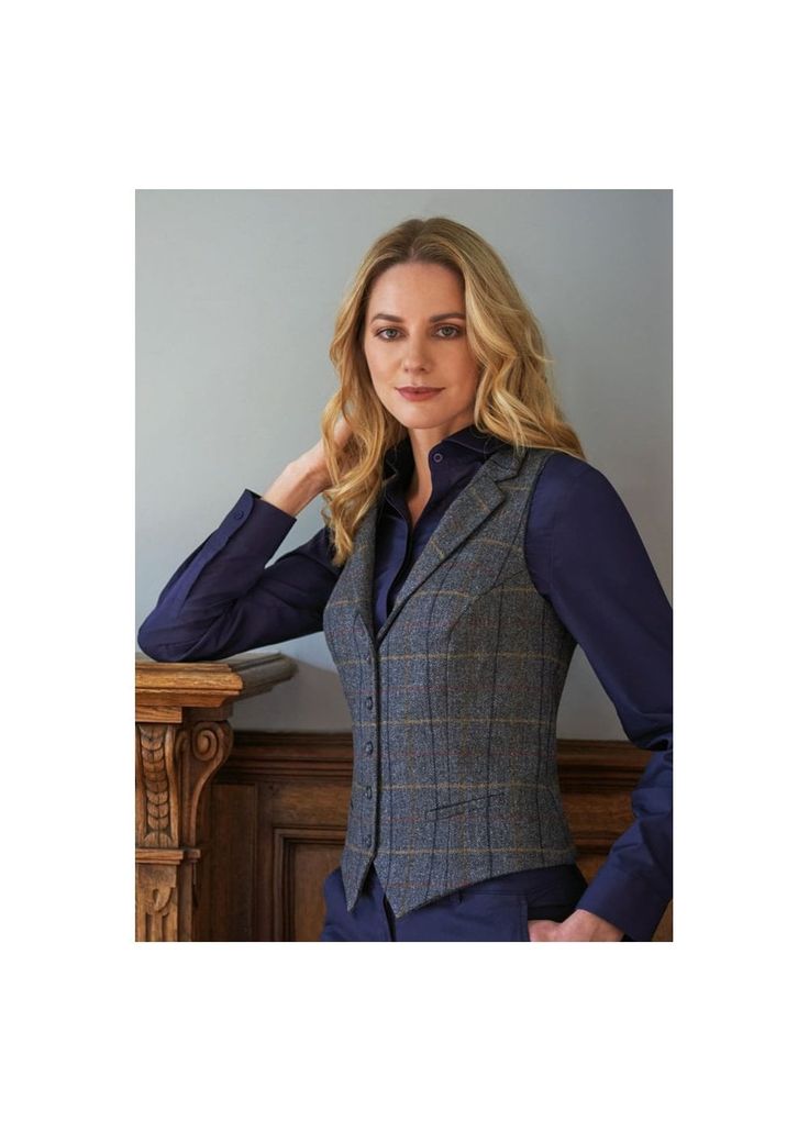 Suit Vest Outfits, Dandy Look, Womens Suit Vest, Ladies Waistcoat, Waistcoat Outfit, Vest Outfits For Women, Waistcoat Woman, Tweed Waistcoat, Tweed Vest