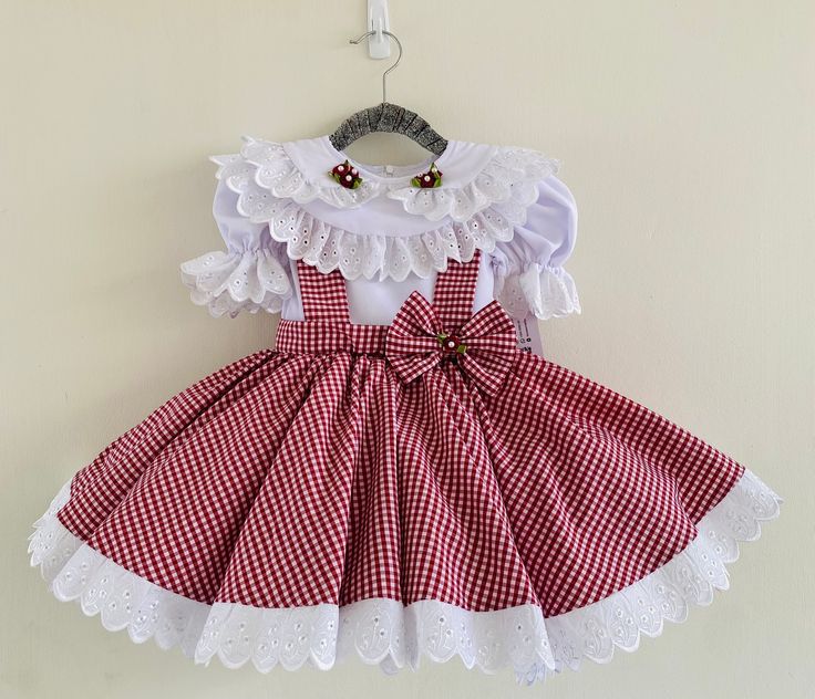 Este dulce vestido inspirado en la granja es perfecto para cualquier ocasión especial. Incluye: puedes seleccionar solo el vestido o vestido y accesorios Hecho a mano a pedido. ¡No hay dos artículos exactamente iguales! Todos mis artículos están hechos con telas de calidad y acabados profesionales. Viscoso: Asegúrese de revisar la imagen de la tabla de medición en cada producto. Por lo general, es la última imagen en la lista de productos. ¿No está seguro de qué talla pedir? ¿Quieres que tenga u Sweet White Sets With Ruffles, Cute Fitted Easter Sets, Princess Style White Sets For First Birthday, White Princess Sets For First Birthday, White Princess Style First Birthday Set, Cute Red Sets For Birthday, Cute White Easter Outfit Set, Cute Red Party Sets, Cute White Easter Sets