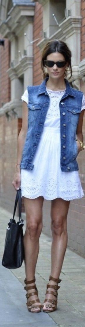 Sleeveless jean jacket, white short-sleeved dress, nude sandals. Fresh look. Sleeveless Denim Jacket Outfit, Denim Vest Outfits, Denim Vest Style, Denim Vest Outfit, Denim Jacket Outfits, Sleeveless Denim Jacket, Sleeveless Jean Jackets, Street Style Denim, Fall Fashion Coats