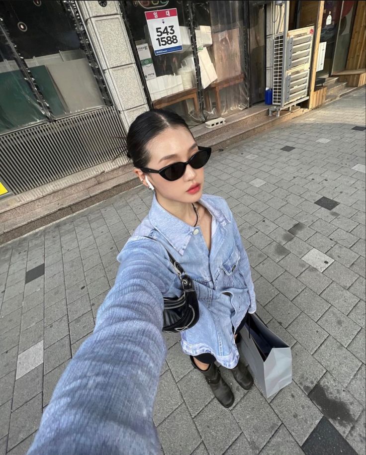 Black Sunglasses Outfit, Photo Inspo Instagram, Ootd Poses, Insta Aesthetic, Korean Photo, Sunglasses Outfit, Model Aesthetic, Girl With Sunglasses, Best Photo Poses