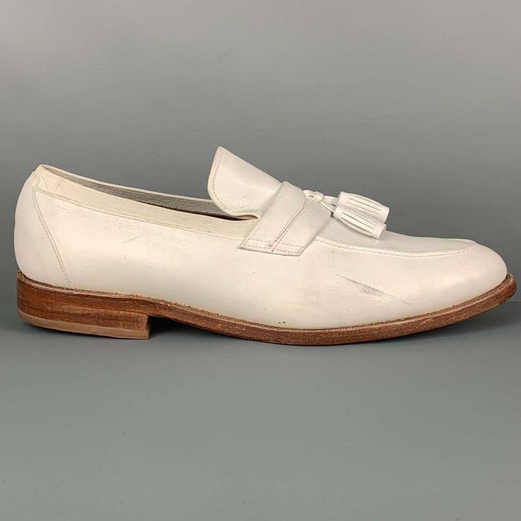 Allen Edmonds Loafers Comes In A White Leather Featuring Front Tassels And A Slip On Style. Made In Usa. Good Pre-Owned Condition. Moderate Wear Throughout. Marked: 10.5 / 30641 4 Outsole: 12.5 Inches X 4.5 Inches Sui Generis Reference: 115500 Category: Loafers More Details Brand: Allen Edmonds Size: 10.5 Gender: Male Color: White Pattern: Solid Fabric: Leather Style: Tassels Made In: United States Age Group: Adult Sui Generis Designer Consignment Is An Award Winning Fashion Resale Store For Women & Men. Located In San Francisco. The New York Times, Gq, Refinery29, Goop, Forbes And More Have Recognized Sui Generis As One Of The Best Consignment Stores In Us An White Leather Tassel Loafers For Formal Occasions, White Leather Classic Tassel Loafers, Classic White Leather Tassel Loafers, White Leather Tassel Loafers Elegant Style, White Leather Elegant Tassel Loafers, Elegant White Leather Tassel Loafers, White Tassel Loafers With Leather Sole For Formal Occasions, Formal White Tassel Loafers With Leather Sole, Leather Sole Tassel Loafers With Closed Toe For Galas