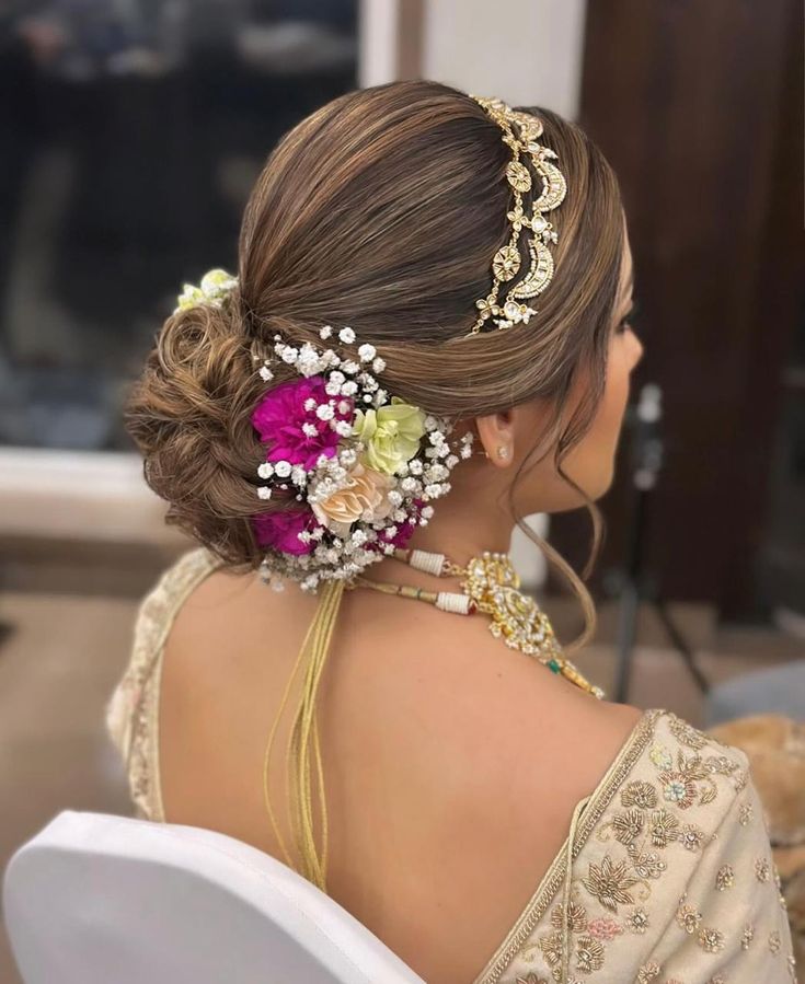 North Indian Bride Hairstyle, Wedding Hairstyles Mom Of The Bride, Traditional Short Hairstyles Indian, Indian Hairstyles Bun, Brides Mom Hairstyles, Low Bun Hairstyles Wedding Indian, Bridal Bun Hairstyles Indian Front Look, Indian Bridal Hairdo, Ban Hairstyle