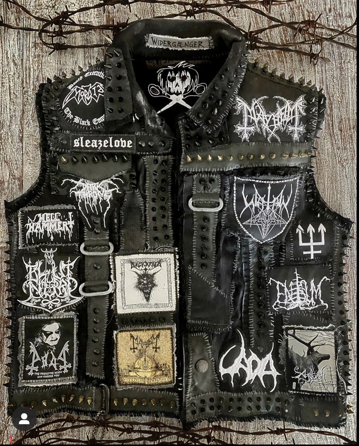 Black Battle Vest, Black Metal Battle Vest, Black Metal Battle Jacket, Battle Vest Punk, 80s Rock Outfit, Vest Ideas, Battle Jackets, Battle Vest, Punk Diy