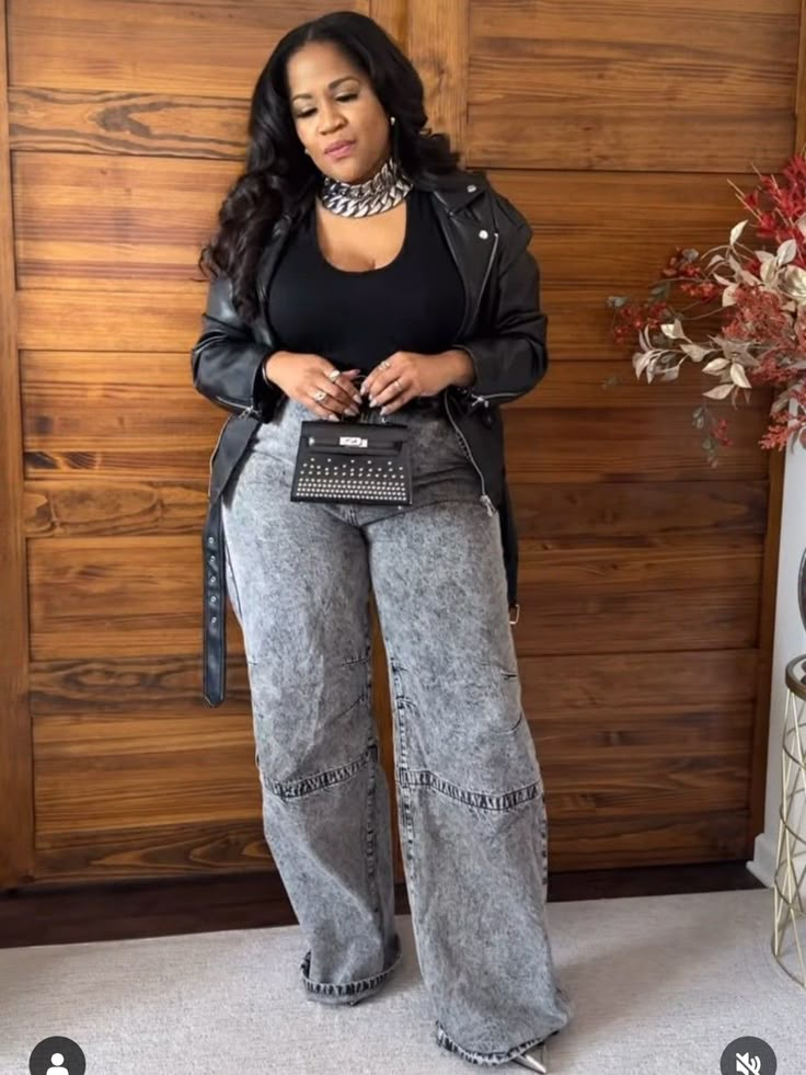 Plus Size Jeans Outfit Night, Plus Leather Pants Outfit, R&b Concert Outfit Ideas Winter, Bar Date Night Outfit, Comedy Show Outfit Ideas, Plus Size Date Night Outfits Casual, Jazz Outfits Style Woman, Comedy Show Outfit Night Black Women, Large Pants Outfit