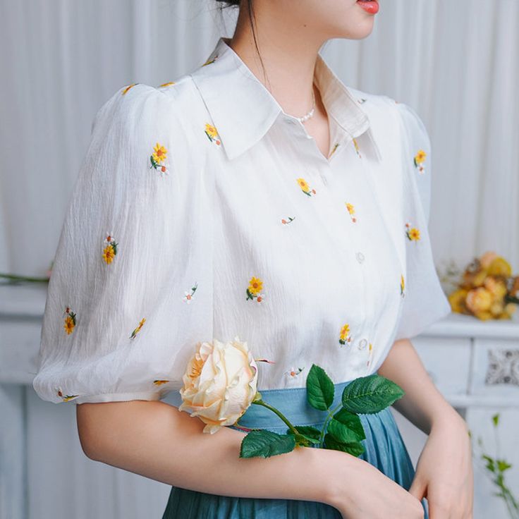 藤黄の花の刺繍ブラウス Casual Blouse With Floral Embroidery Collar, Elegant Cotton Blouse With Floral Embroidery, Feminine Embroidered Summer Blouse, Summer Embroidered Feminine Blouse, Summer Feminine Embroidered Blouse, Elegant Spring Blouse With Floral Embroidery, Cottagecore Floral Embroidery Tops For Spring, Spring Floral Embroidered Short Sleeve Shirt, Collared Blouse With Floral Embroidery For Daywear