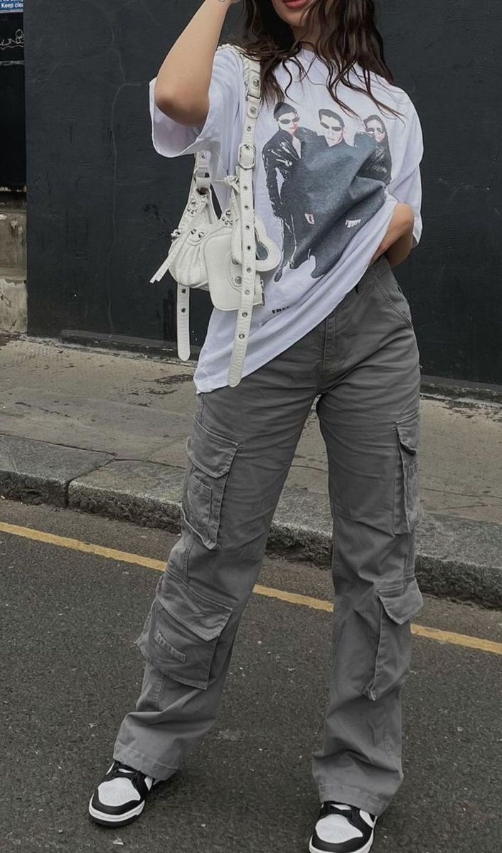 Baggy Jeans Women, Cargo Pants Baggy, Y2k Cargo Pants, Cargo Outfit, Cargo Pants Outfit, Pants Baggy, Streetwear Mode, Fashion 90s, Baggy Clothes