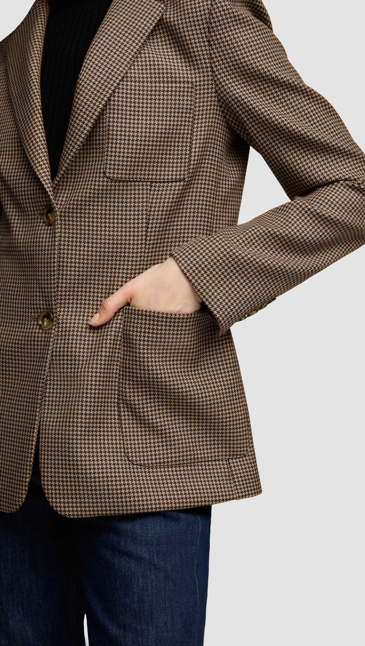 Our Weekend Blazer is made from Seasonless Wool. This quintessential outerwear piece features multiple pockets both at the exterior and interior, in addition to a classic fit and a two-button closure. Timeless Outerwear With Notch Lapel And Patch Pockets, Classic Sport Coat With Patch Pockets, Classic Sport Coat With Patch Pockets And Suit Collar, Classic Sport Coat With Suit Collar And Patch Pockets, Brown Sport Coat With Concealed Placket For Office, Elegant Brown Blazer With Patch Pockets, Business Outerwear With Lapel Collar And Patch Pockets, Elegant Outerwear With Patch Pockets For Business Casual, Classic Brown Tweed Jacket With Patch Pockets