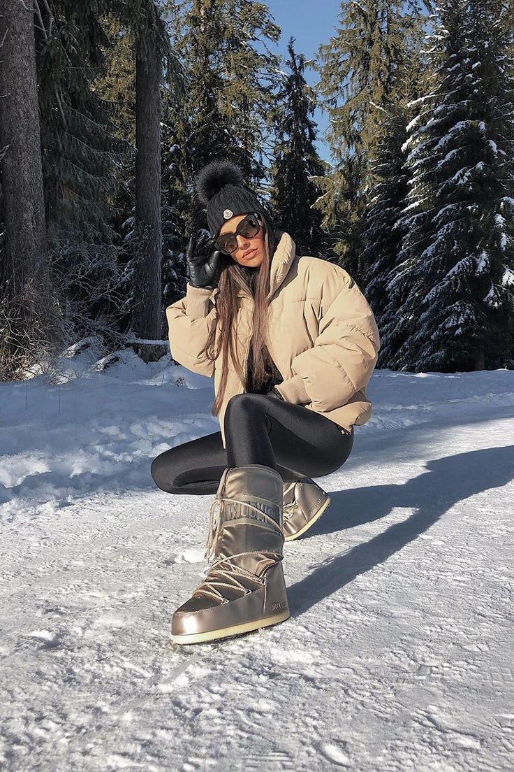 apres ski style with moon boots and puffer coat Moon Boots Outfit, Mode Au Ski, Snow Fits, Ski Trip Outfit, Snow Photoshoot, Ski Outfit, Winter Photoshoot, Snow Fashion, Snow Outfit