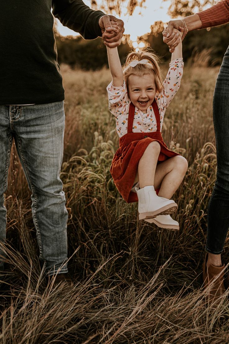 Pampas Field Photoshoot, Fall Mini Family Sessions, November Mini Session Ideas, Fall Photo Shoot Ideas Family Pictures, Family Portraits Poses For 4, Fall Pumpkin Patch Photo Shoot Family, Fall Family Pictures On Farm, Fall Family Photos 2 Daughters, Family 3 Poses