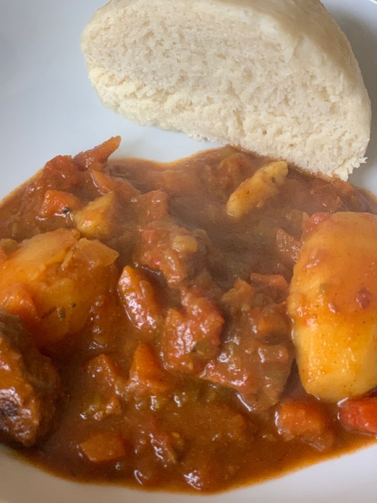 This is a traditional South African beef stew with dumplings cooked for about 3 hours. South African Beef Stew, South African Dumpling Recipe, African Beef Stew, Beef Stew And Dumplings, Beef Stew With Dumplings, South Sudanese, Stew And Dumplings, African Recipes, South African Recipes