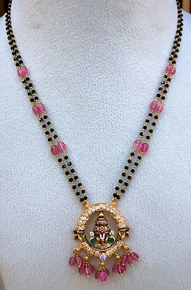 Black Beads Mangalsutra Design, New Gold Jewellery Designs, Gold Earrings Models, Neck Pieces Jewelry, Indian Bridal Jewelry Sets, Gold Mangalsutra Designs, Modern Gold Jewelry, Gold Bridal Jewellery Sets, Beautiful Gold Necklaces