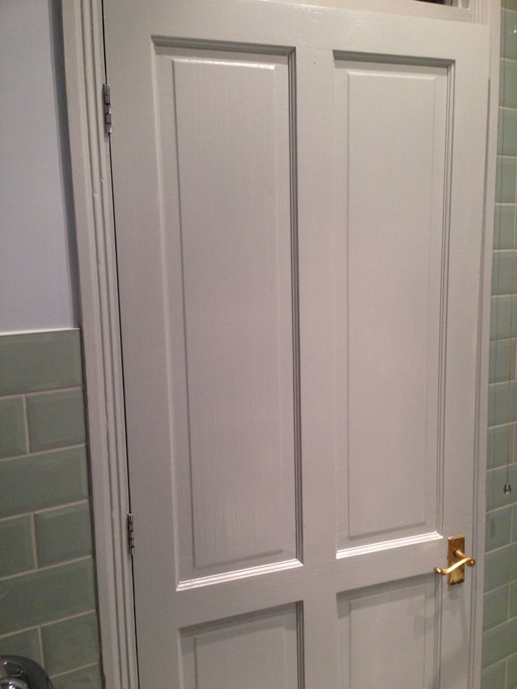 a bathroom door with the handle on it